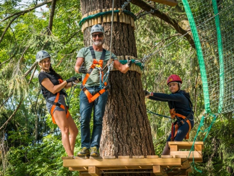 Famiglia si diverte al parco avventura