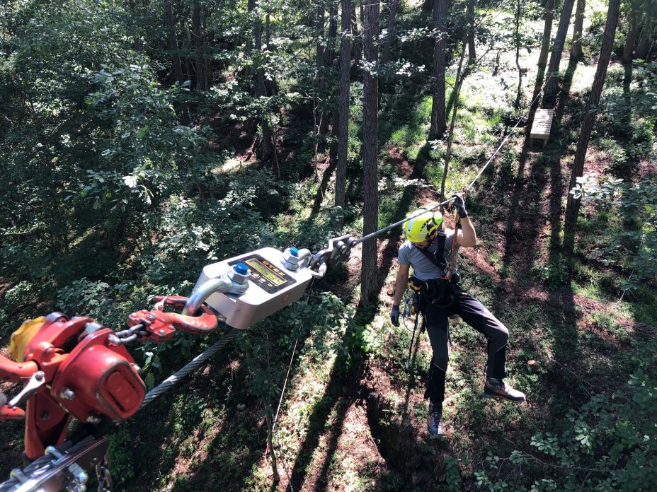Operai esperti testano la sicurezza di una zipline tra gli alberi