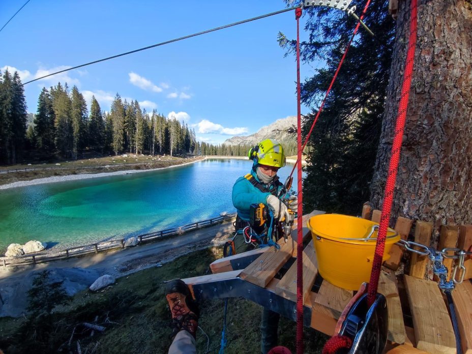 Tecnici esperti intenti a costruire una zipline per un percorso tra gli alberi