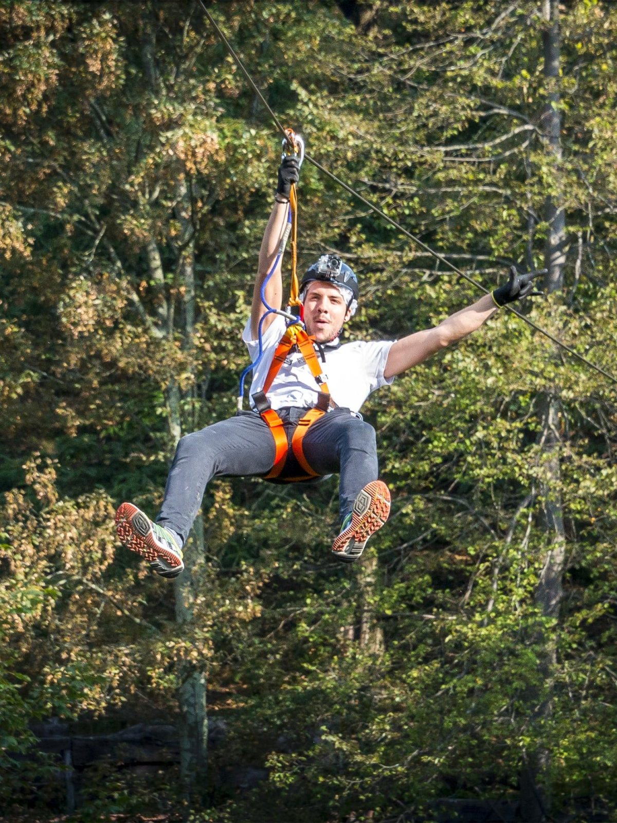 Ragazzo al parco avventura su carrucola