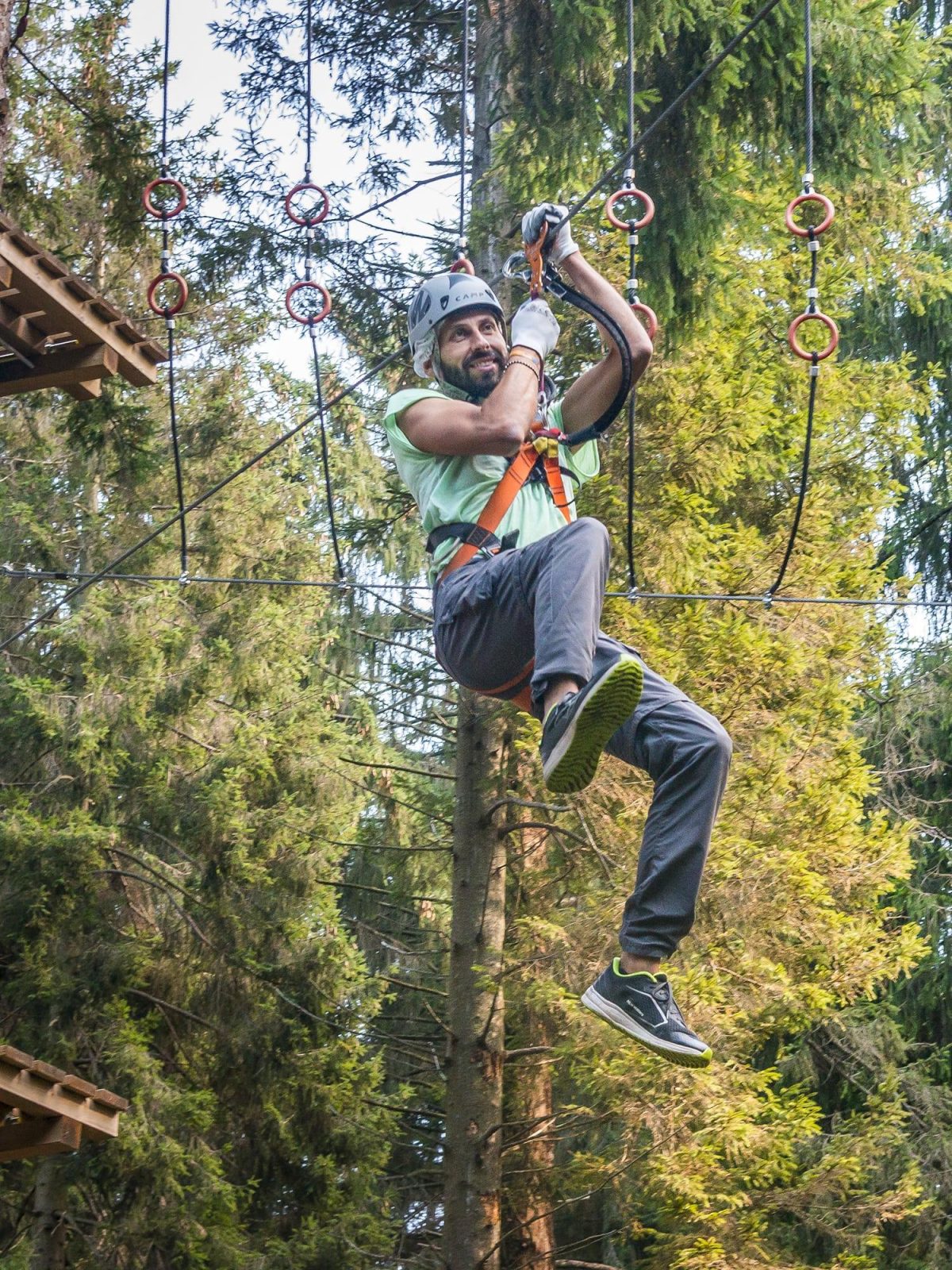 Ragazzo su carrucola al jungle raider park