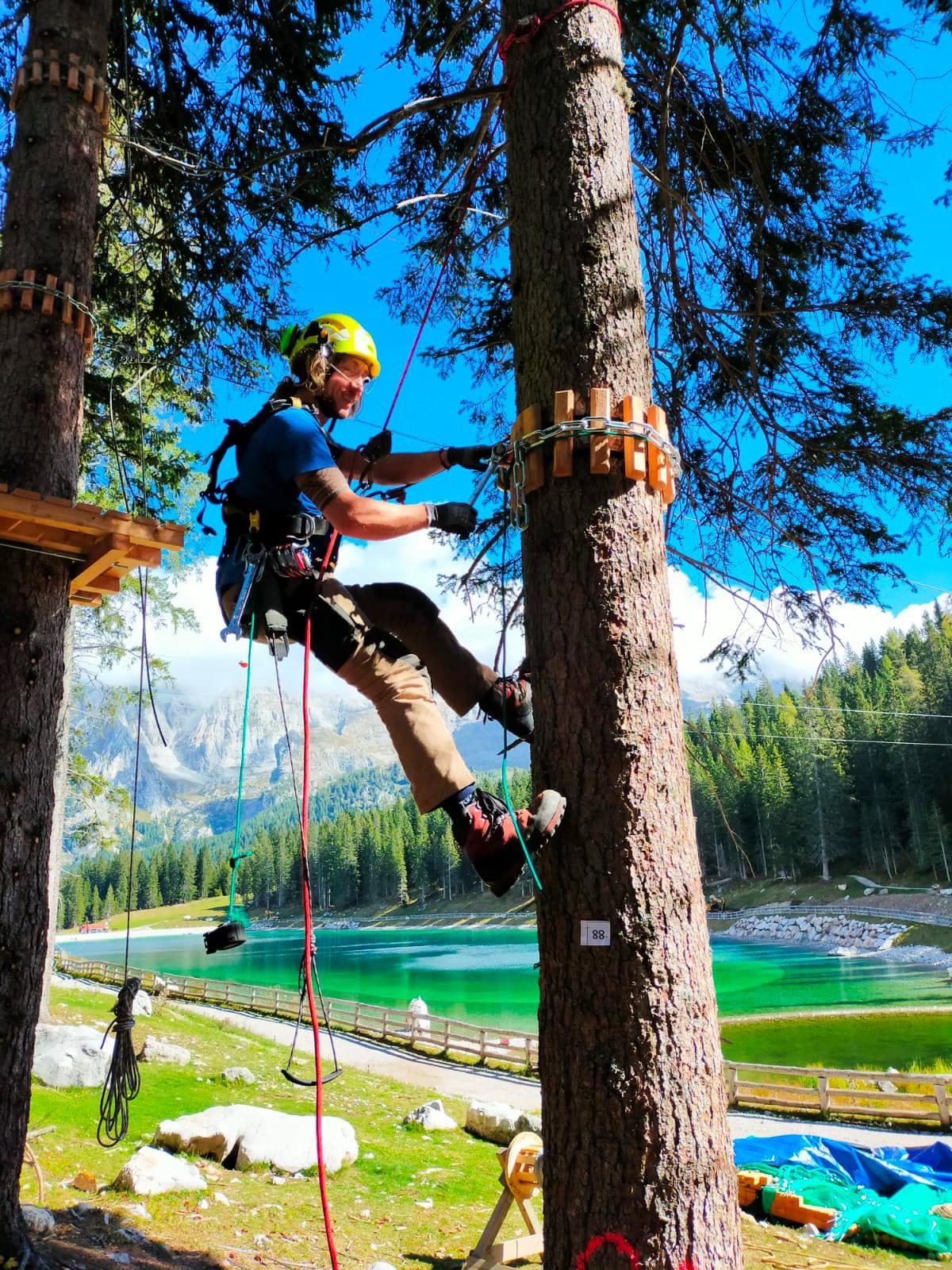 Tecnico specializzato si occupa della manutenzione di un parco avventura