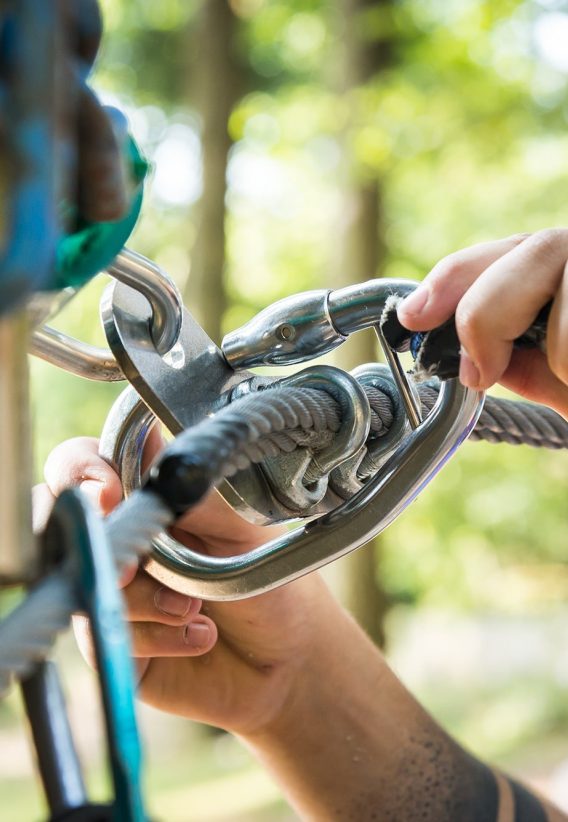 Aggancio di sicurezza un percorso tra gli alberi