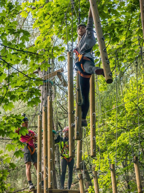 Amici si divertono sui percorsi al jungle raider park