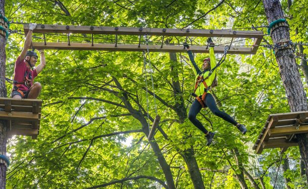 Amici si divertono sui percorsi al jungle raider park 2