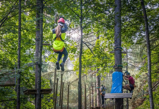 Amici su percorso carrucola al jungle raider park