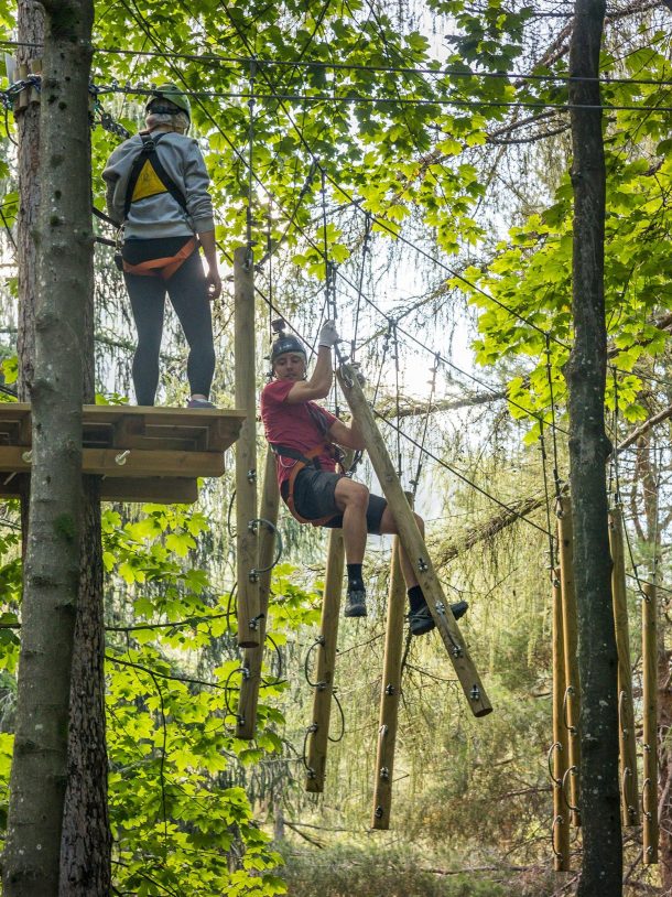 Amici sui percorsi al jungle raider park 2