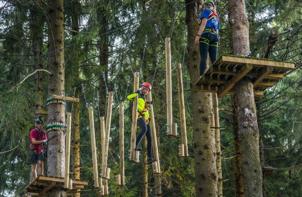 Amici sui percorsi al jungle raider park