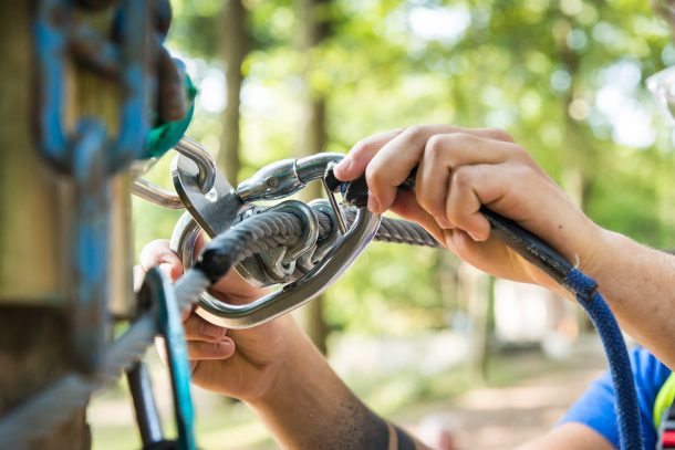 Aggancio di sicurezza un percorso tra gli alberi