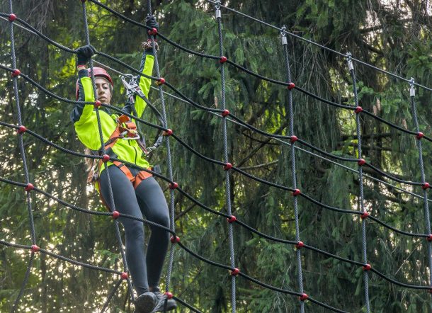 Ragazza su percorso rete al jungle raider park