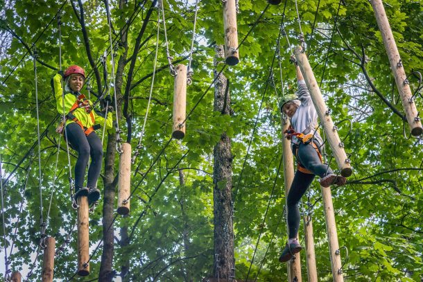 Ragazze sui percorsi al jungle raider park