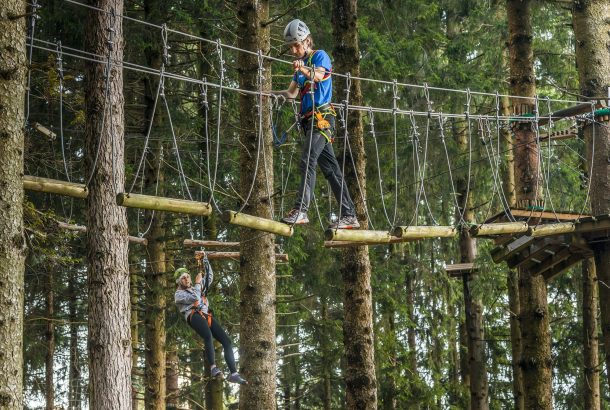 Ragazzi sui percorsi al jungle raider park