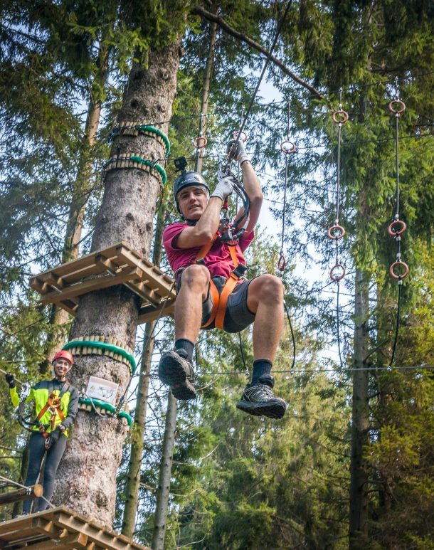 Ragazzo su percorso carrucola al jungle raider park