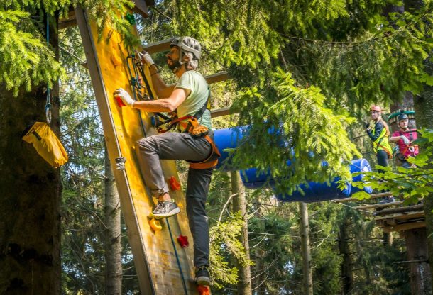 Ragazzo su percorso muro arrampicata al jungle raider park