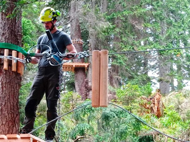 Tecnico mette in sicurezza un percorso acrobatico nel verde