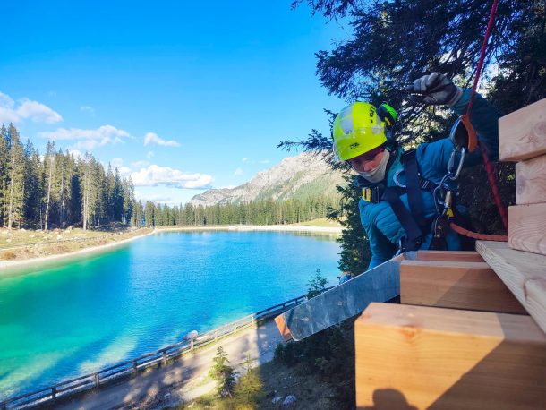 Fase di realizzazione di un percorso acrobatico tra gli alberi