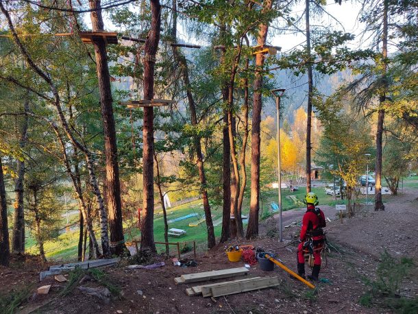 Realizzazione delle basi in un percorso tra gli alberi al parco divertimenti