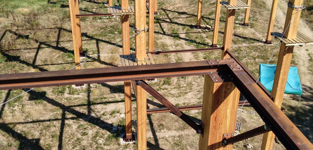 Fase di assemblaggio degli elementi in legno e acciaio certificato EN 1090 EX C3