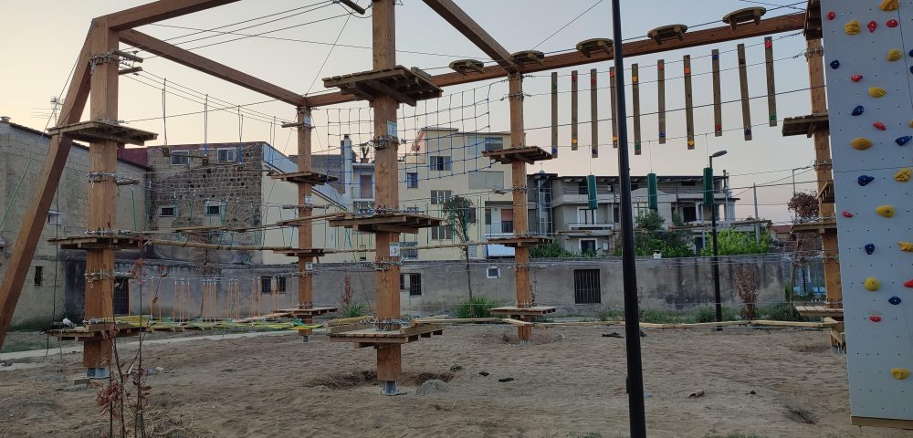 Vista generale durante la costruzione – Parco avventura pubblico Cesa