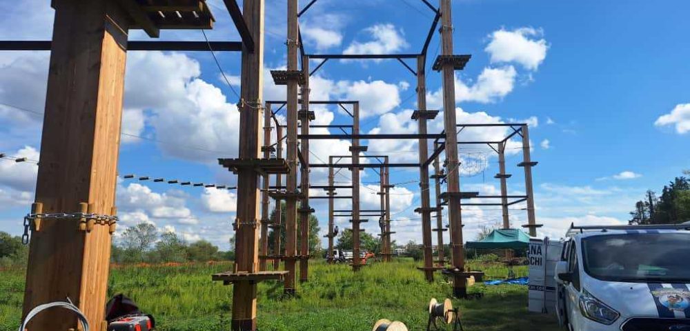 Montaggio dei percorsi acrobatici artificiali – 60 passaggi su 4 livelli