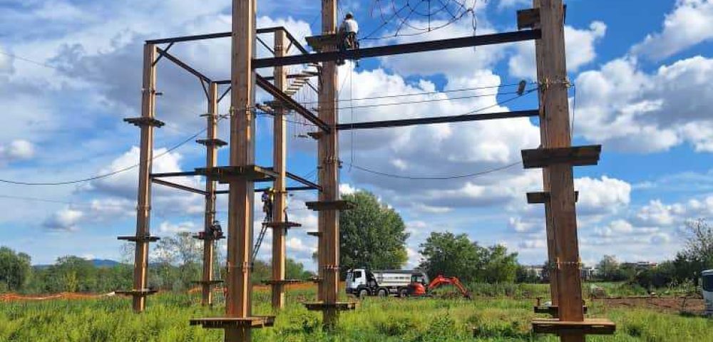 Percorsi acrobatici e piattaforme sospese in legno e acciaio – Parco avventura artificiale Orbassano