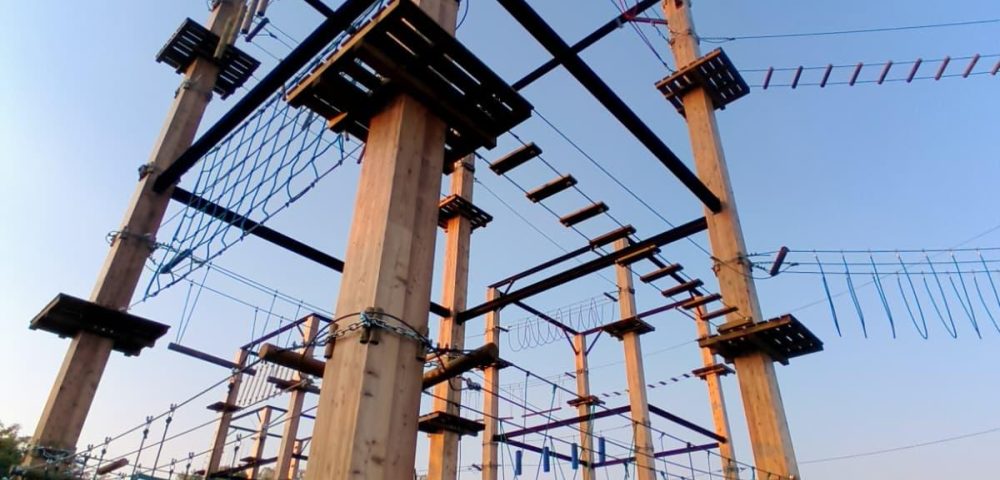 Dettaglio delle piattaforme sospese a 10 metri di altezza – Parco avventura Orbassano