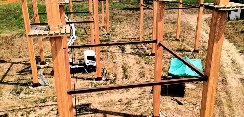 Posa dei pali in legno lamellare da 12 metri – Parco avventura artificiale Orbassano