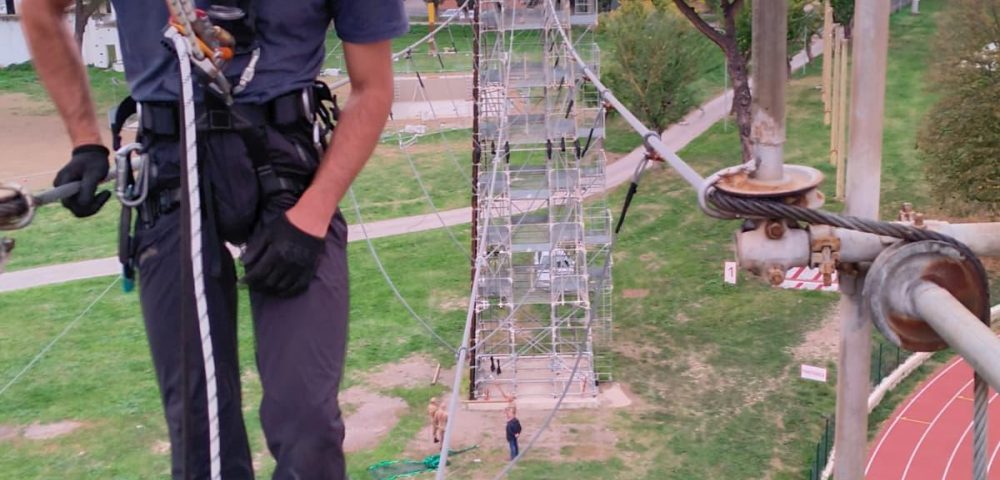 Fase di tensionamento cavi e controllo sicurezza – Teleferica militare Cesano