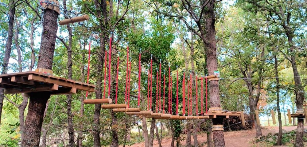 Installazione dei percorsi acrobatici del nuovo parco avventura a Tripi