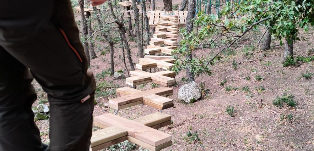 Montaggio dei passaggi sospesi del parco avventura con 32 elementi