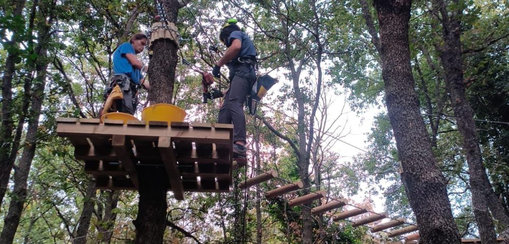 Costruzione delle piattaforme per i 4 percorsi acrobatici a Tripi (Messina)