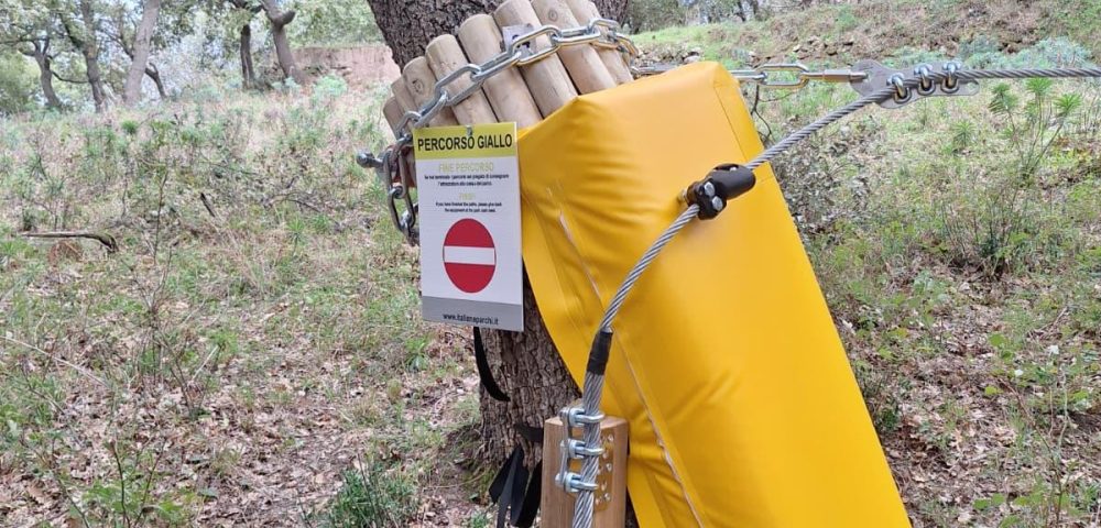 Assemblaggio degli elementi in legno e funi del parco avventura privato