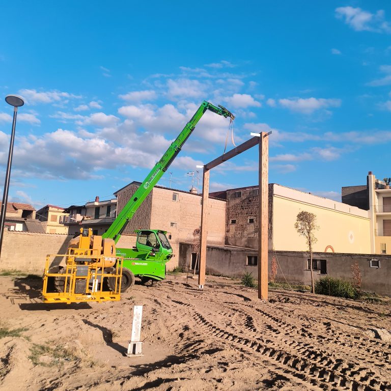 Montaggio pali in legno lamellare classe servizio 3 – Parco avventura artificiale Cesa