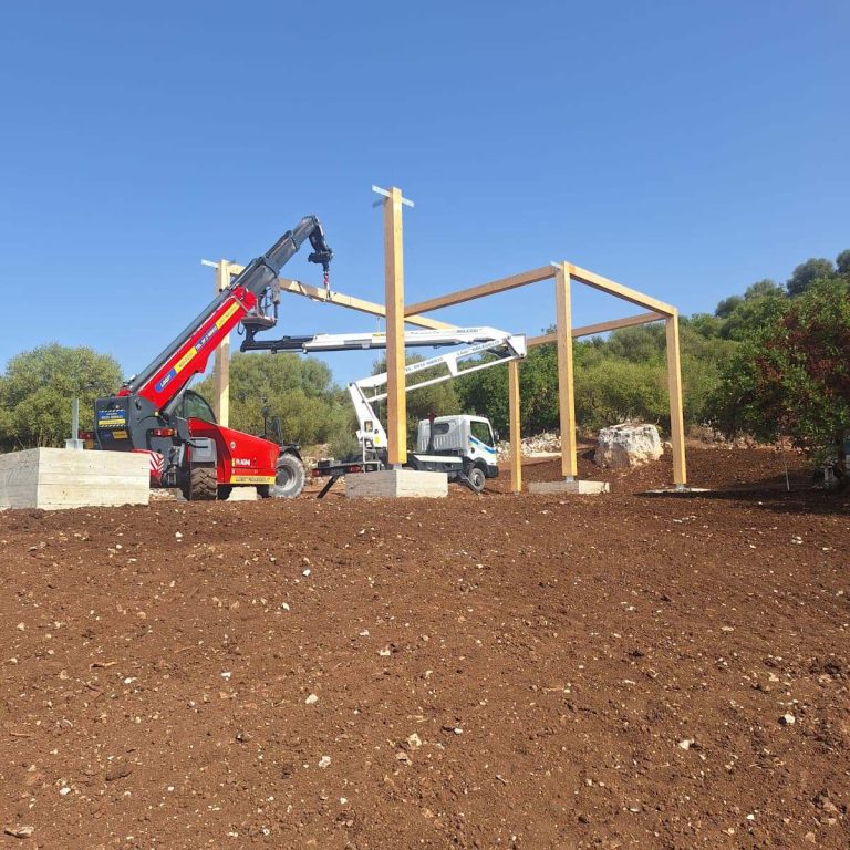 Posa pali in legno lamellare – Parco avventura artificiale Modica privato