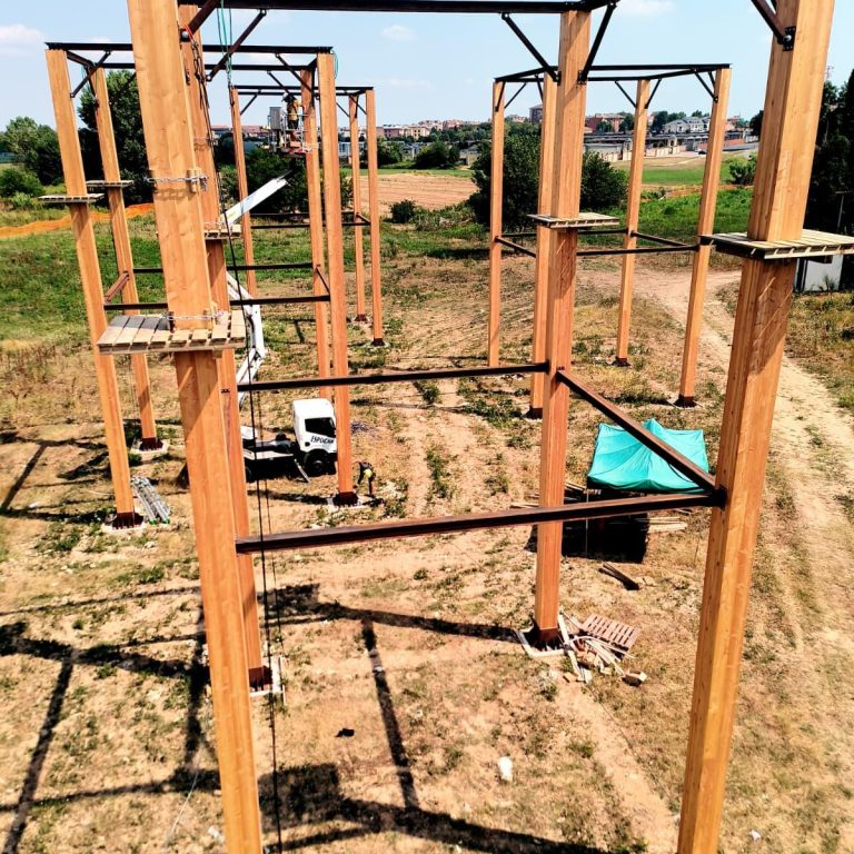 Posa dei pali in legno lamellare da 12 metri – Parco avventura artificiale Orbassano