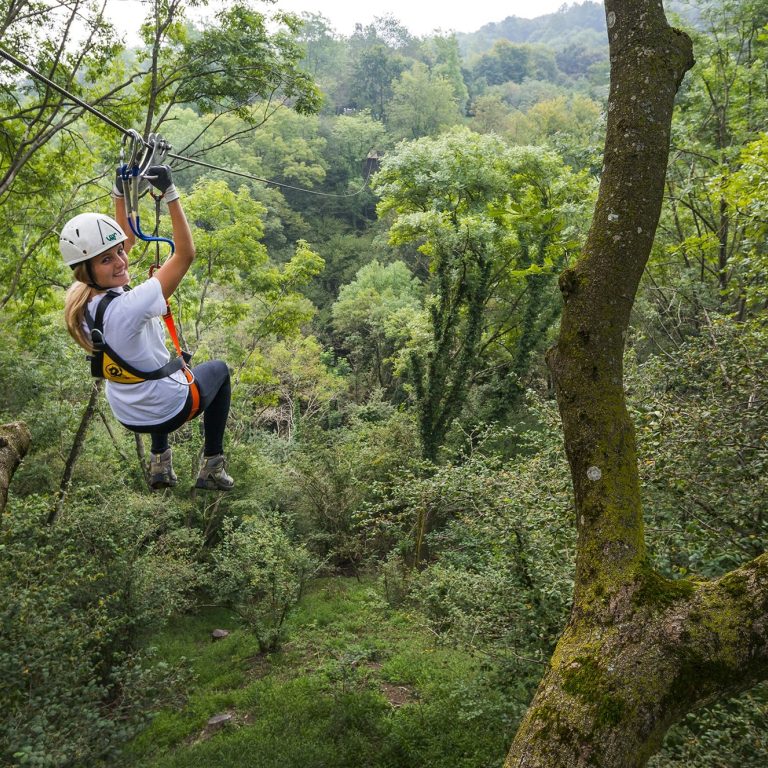 Ragazza su percorso zipline jrp xtreme